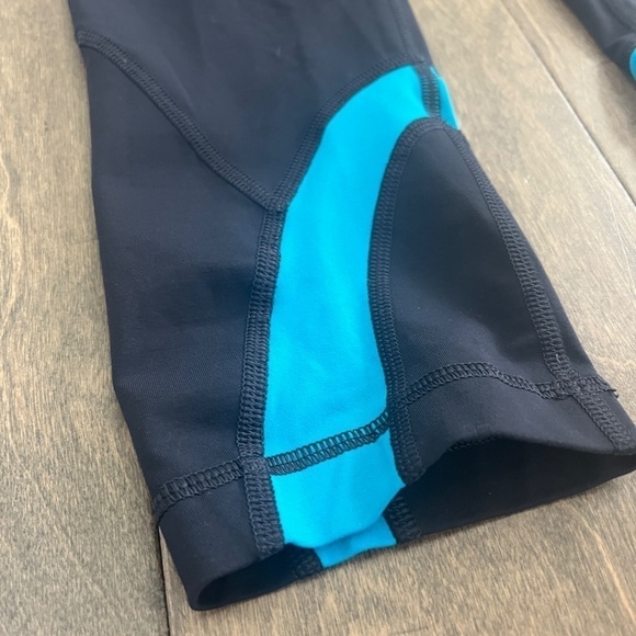 Lululemon Navy with Blue Band and back Pocket Crop Leggings - Picture 3 of 7